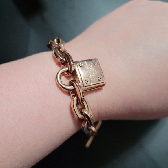 SOLD 💯% Authentic Brandnew with generic box - Picture 4 of 8